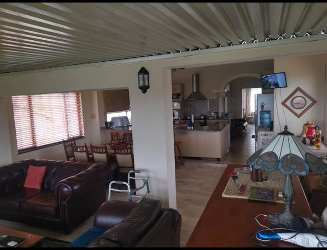 6 BEDROOM HOUSE FOR SALE IN UVONGO